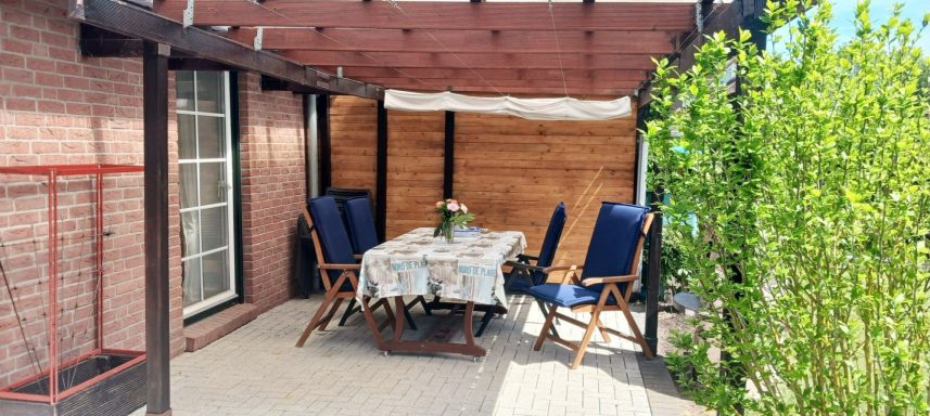 Ferienwohnung Ostseebrise - überdachte Sitzecke auf der Terrasse